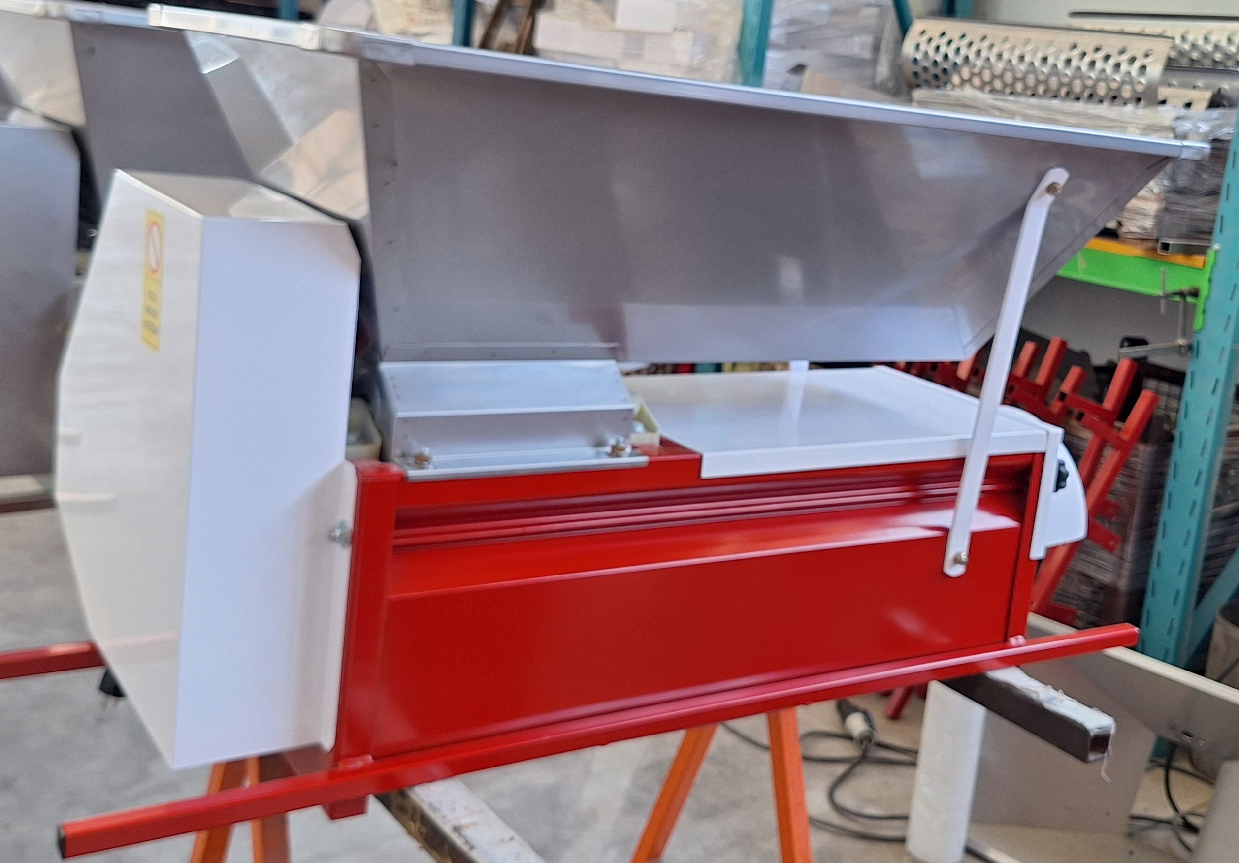Model 191TI – Dezciorchinător cu Zdrobitor și Motor, Cuvă, Ax Melcat și Coș Separator din Inox, Corp Vopsit Câmp Electrostatic